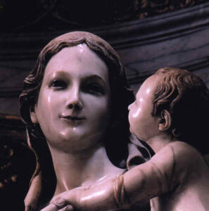 Dettaglio della statua della Madonna di Trapani
