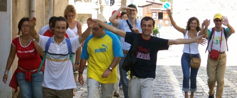 disabili_sorridenti_in_strada.jpg