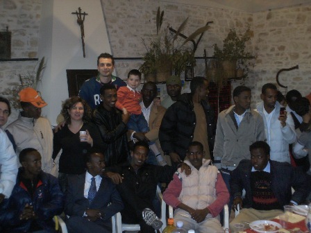 gino_gandolfo_famiglia_con_ospiti_di_villa_nazareth.jpg