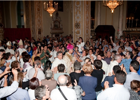 raspanti_folla_in_cattedrale.jpg