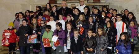 vescovo_bambini.jpg vescovo_bambini.jpg