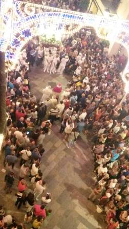 la_preghiera_per_i_migranti_davanti_allimmagine_della_madonna_prima_del_rientro_in_cattedrale.jpg