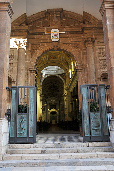 porta_cattedrale_aperta.jpg