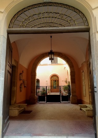 palazzo_vescovile_trapani.jpg